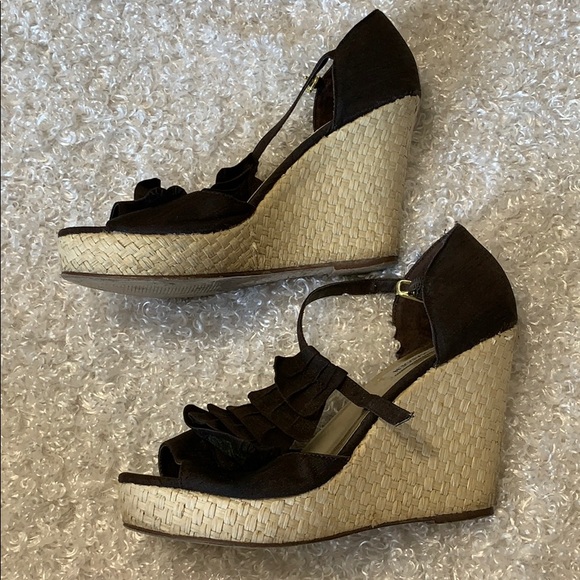 Steve Madden Shoes - 💕Steve Madden ruffle front wedge sandals💕